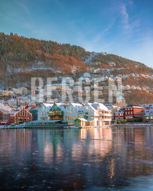 Zachariasbryggen i Bergen med Fløyen i bakgrunn