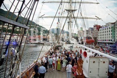 Mennesker ombord i seilskip