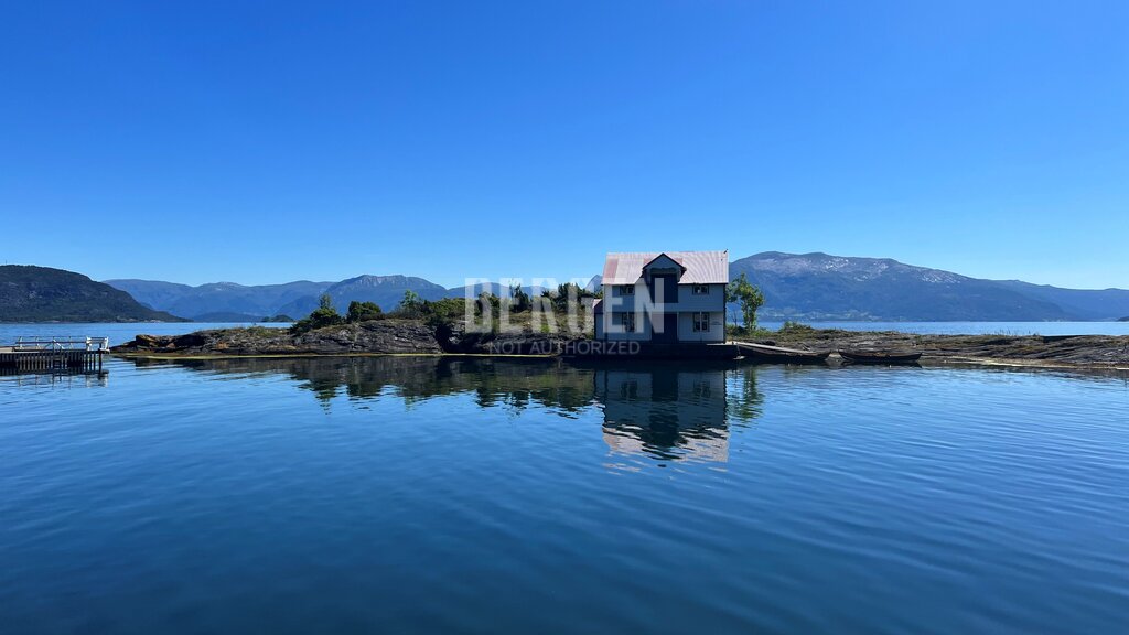 Utsikt til holme, tatt fra Årbakka Handelsstad på Tysnes 