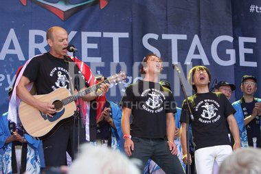 Storm Weather Shanty Choir på scenen