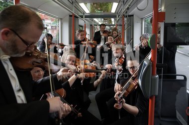Førstefiolingruppa spiller på Bybanen