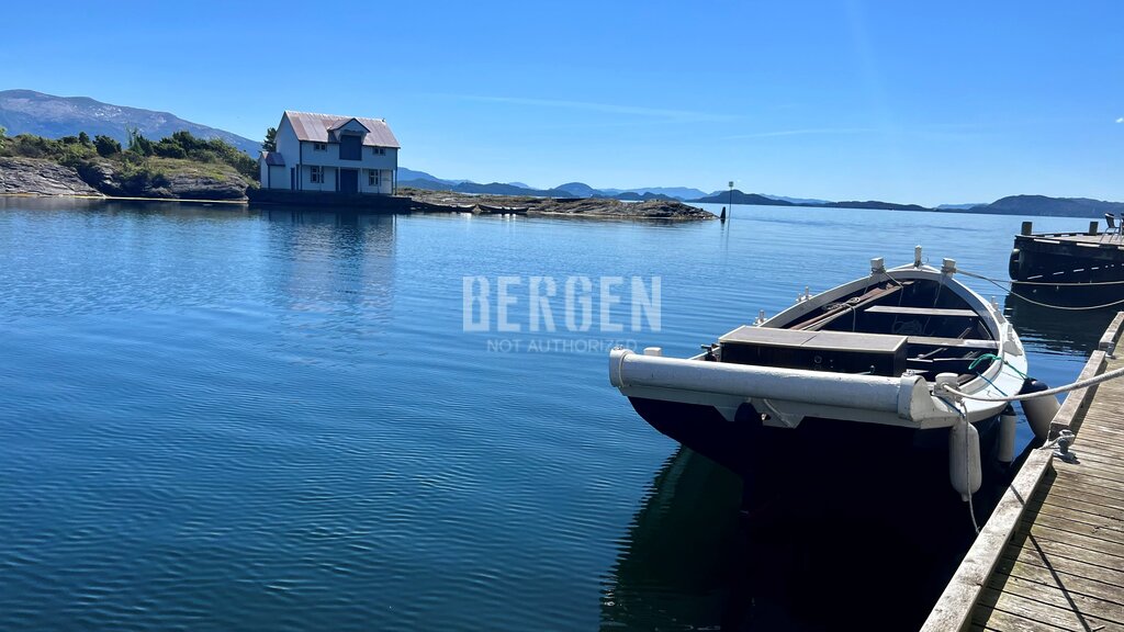 Utsikt til holme, tatt fra Årbakka Handelsstad på Tysnes 