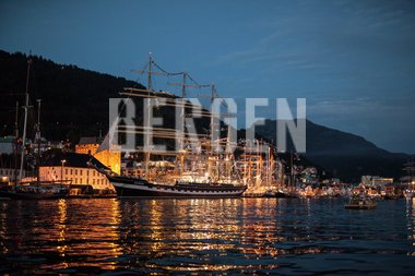 Seilskuter til kai i kveldssol