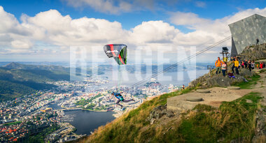 Paraglider fra toppen av Ulriken
