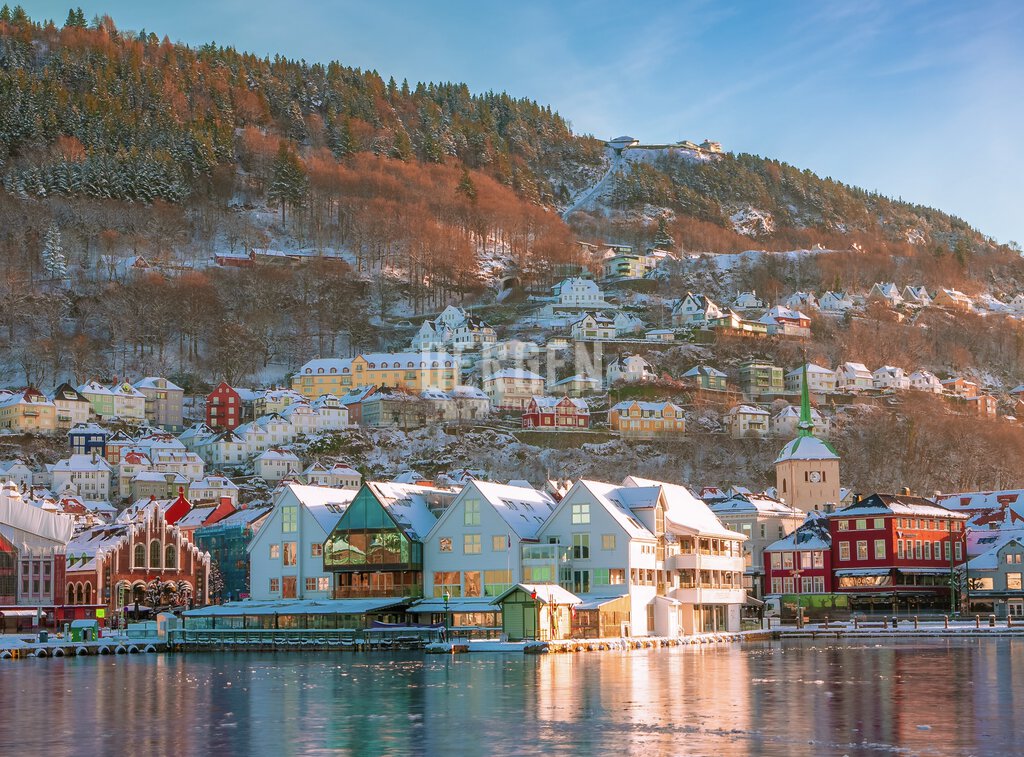 Zachariasbryggen i Bergen med Fløyen i bakgrunn