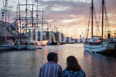 Par ser utover Vågen i Bergen