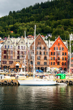 Seilbåt til kai ved Bryggen