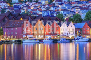 Bryggen med båter i framgrunnen