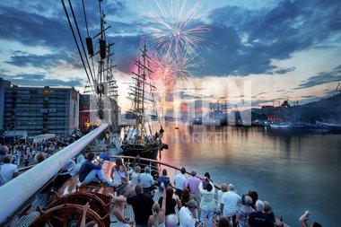 Fyrverkeri under Tall Ships' Races