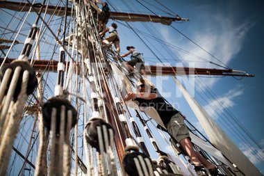 Mennesker klatrer i masten