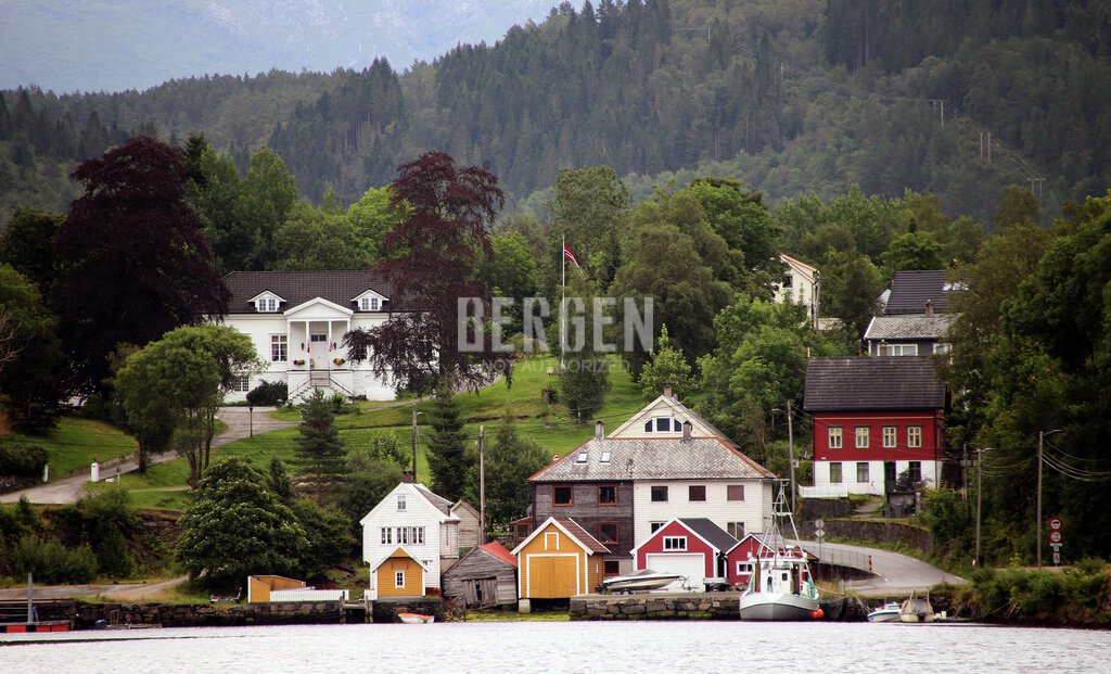 Fotlandsvåg med Fjordslottet