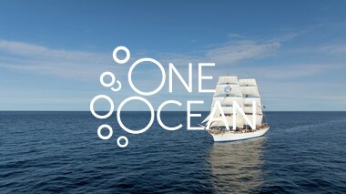  Statsraad Lehmkuhl for fulle seil.  FNs havtiår-logo på seil. Etappe: Nuuk – St. John’s, august 2025