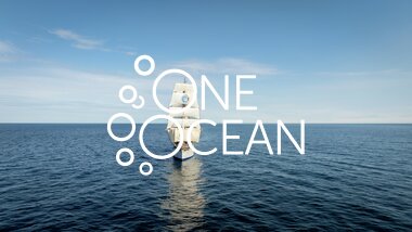  Statsraad Lehmkuhl for fulle seil.  FNs havtiår-logo på seil. Etappe: Nuuk – St. John’s, august 2025