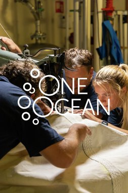 Bærekraft om bord: Mannskapet reparerer seil 