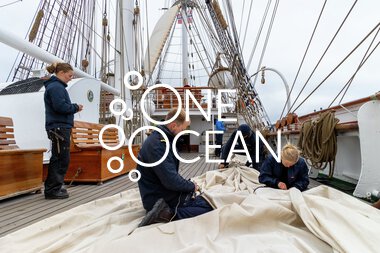  Seilas til Bermuda med UiT Norges arktiske universitet: Mannskapet i arbeid – Reparerer fokken