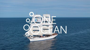  Statsraad Lehmkuhl for fulle seil.  FNs havtiår-logo på seil. Etappe: Nuuk – St. John’s, august 2025