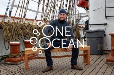 Seilas til Bermuda med UiT Norges arktiske universitet: Tømmermann David Höglund lager benk