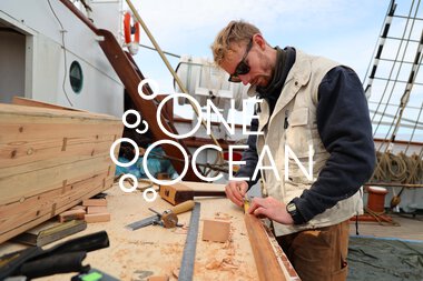  Seilas til Bermuda med UiT Norges arktiske universitet: Tømmermann David Höglund fikser benk