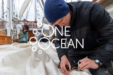  Seilas til Bermuda med UiT Norges arktiske universitet: Mannskapet i arbeid – reparasjon og vedlikehold.Albert reparerer fokken