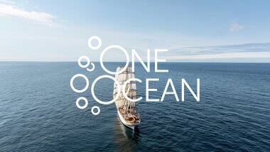  Statsraad Lehmkuhl for fulle seil.  FNs havtiår-logo på seil. Etappe: Nuuk – St. John’s, august 2025