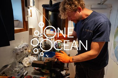  Seilas til Bermuda med UiT Norges arktiske universitet: Chief Engineer Morten Thøgersen is repairing a broken cable in the Rosette.