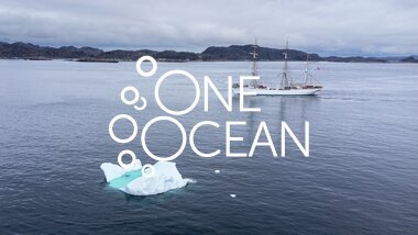  Statsraad Lehmkuhl seilerr forbi isfjell utenfor Nuuk, Grønland. August 2025. 