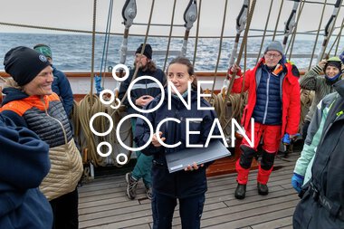  Seilas til Bermuda med UiT Norges arktiske universitet: Science coordinator Lucie Cassarino gives a lesson to the voyage crew on the main deck