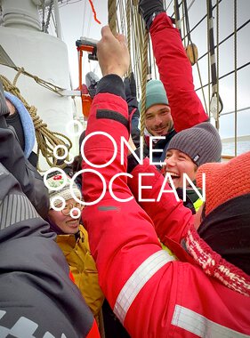 Arbeid med tau og seil på vei mot Pond Inlet 