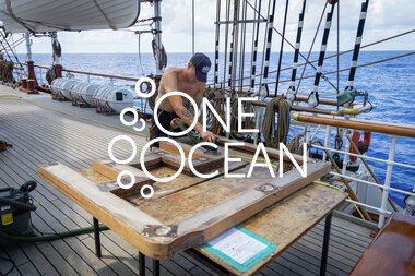 Kristian Skoug Haugen pusser på styredekket 