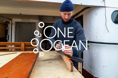  Seilas til Bermuda med UiT Norges arktiske universitet: Mannskapet i arbeid – Tømmermann David Höglund lager benk