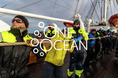 Arbeid med tau og seil på vei mot Pond Inlet 