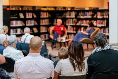 Odd Karsten Tveit på biblioteket