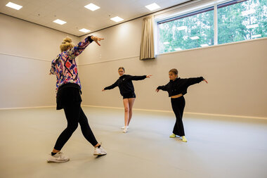 Danselærer Camilla Evensen med kulturskoleelever i dansesalen i Ravinen