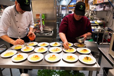 Forrettene gjøres klare på Løvenstadtunet