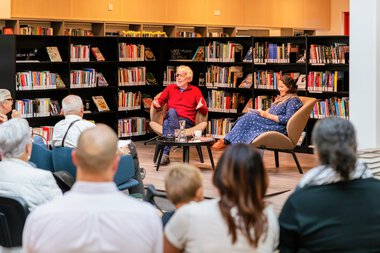 Odd Karsten Tveit på biblioteket