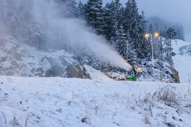 Snøproduksjon i lysløypa i Marikollen