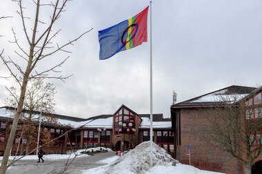 Det samiske flagg foran rådhuset 6. februar