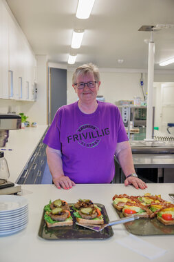 Synnøve Olsen jobber på dugnad på kjøkkenet til Fjerdingby trivselssenter.