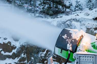 Snøproduksjon i lysløypa i Marikollen