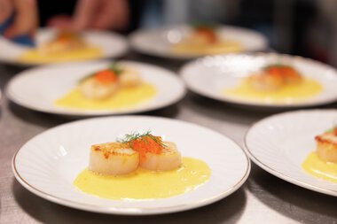 Kamskjell som forrett i Løvhjertet restaurant på Løvenstadtunet