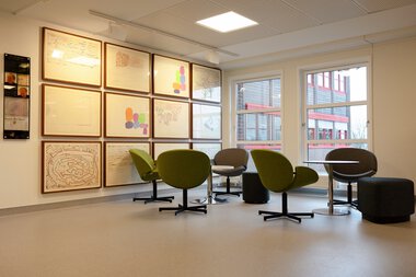 Sittegruppe og kunst i Rælingen rådhus