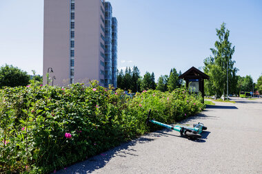 Elektrisk sparkesykkel utenfor høyblokka på Løvenstad