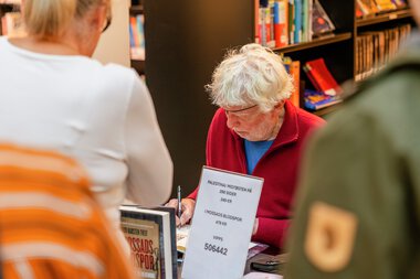 Odd Karsten Tveit på biblioteket