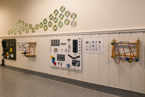 Eksempel på inkluderende leker på veggen i Løvenstad barnehage