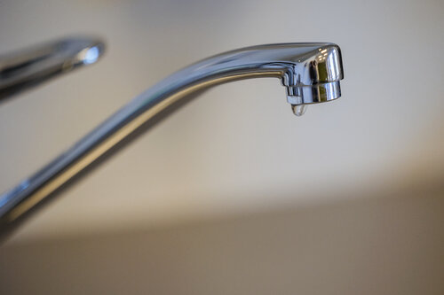 Kran med rennende vann