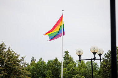 Regnbueflagget vaier i flaggstanga utenfor Rælingen rådhus