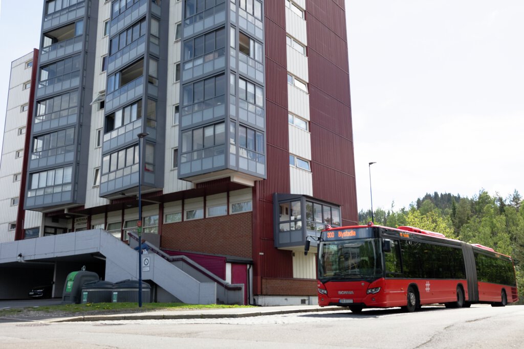 Buss 300 ved blokk Blystadlia