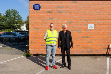 Blått skilt på høyblokka på Løvenstad