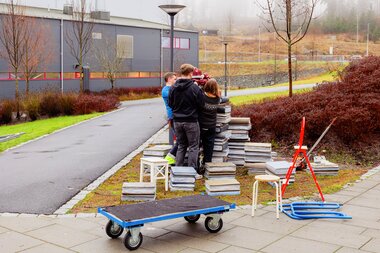 Montering av kunstverket Boksøylen av Lene Kilde