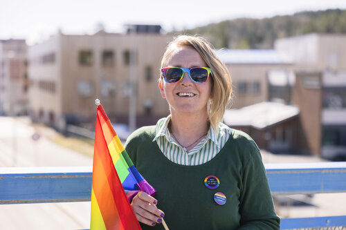 Hilde Åstrøm med regnbueflagg i Fjerdingby sentrum